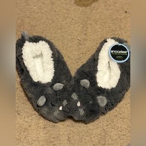 NWT dark grey mouse designed medium snoozies non-skid foot coverings